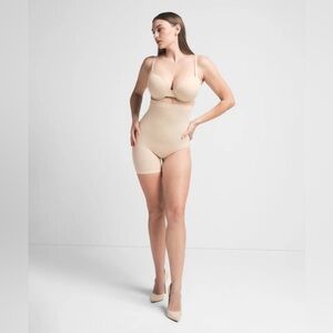 NWOT SKIMS Seamless Sculpt Solution Short Left Leg Exposed - Sand